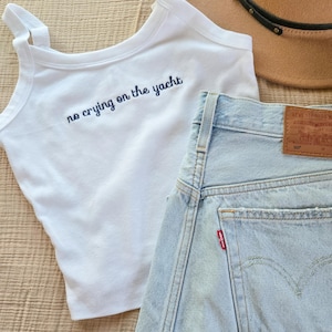 No Crying On The Yacht-Geborduurde Spaghetti-tanktop-Adult Crop Top-Gepersonaliseerde Y2K-top-leuk zomer-T-shirt-retro shirt jaren 2000