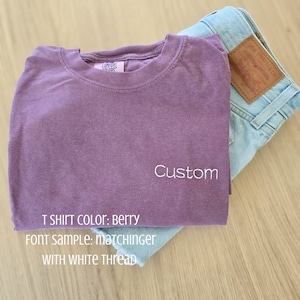 Camiseta personalizada bordada com texto em cores confortáveis - Nome da empresa - Camiseta personalizada - Roupas bordadas