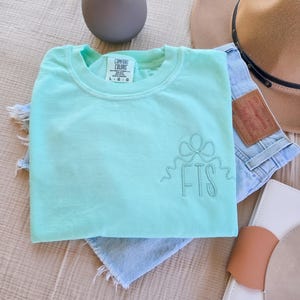 Bordado Trendy Bow Monograma Comfort Colors T-Shirt-Coquette Aesethetic-Bow Pocket-Girly Tee-Roupas bordadas
