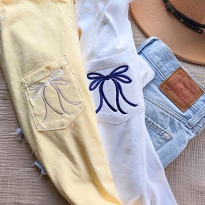 Camiseta bordada com laço moderno e cores confortáveis - Coquette Aesethetic - Bolso com laço - Camiseta feminina - Roupas bordadas