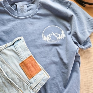 Komfortfarben Gesticktes Berg-T-Shirt-Minimalistisches T-Shirt-Outdoor-T-Shirt-Natur-T-Shirt-Individualisierbar T-Shirt-Garment Dyed T-Shirt
