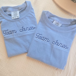Camiseta bordada para niños y jóvenes Comfort Colors - Personalizada - Camiseta con nombre curvo - Camiseta bordada para niños pequeños - Personalizada - Regreso a clases