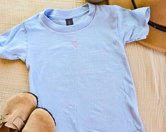Koszulka dla malucha unisex-prosta koszulka z małą inicjałową-spersonalizowana koszulka dla dzieci-niestandardowa koszulka-haftowana koszulka