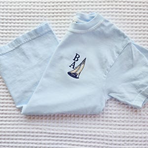 Segelboot-Monogramm besticktes T-Shirt-Unisex Comfort Farben Jugend T Shirt-Benutzerdefinierte Kinder Strand T-Shirt-besticktes Shirt-Zurück in die Schule