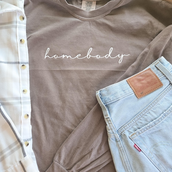 Camiseta de manga larga con bordado personalizado y colores cómodos para el hogar, con bordado centrado y teñida en prenda.