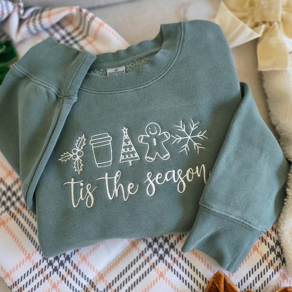 Sudadera navideña "Tis The Season" - Cuello redondo navideño bordado - Estética coqueta - Lazos - Moda - Regalo navideño personalizado