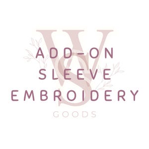 Pu&ograve; includere: Grafica quadrata con le parole "ADD-ON SLEEVE EMBROIDERY GOODS" in malva. Il testo &egrave; disposto su tre righe, con la parola "SLEEVE" al centro. Una grande "W" stilizzata &egrave; dietro il testo.