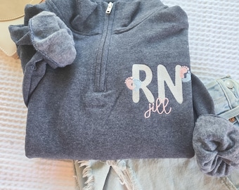 Krankenschwester Benutzerdefinierte Viertel Zip Sweatshirt-Baby Füße-NICU Krankenschwester-Personalisierte-Pflege Abschluss-Krankenschwester-RN-Geschenk für sie