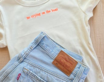 Camiseta de bebé bordada "No Crying On The Boat" - Top corto para adulto - Top corto personalizado - Top Y2K personalizado - Camiseta de verano linda - Camiseta retro de los 2000