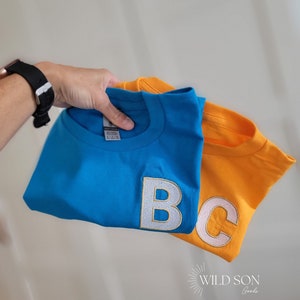 Nombre personalizado Camisa para niños-Camisa para niños Peronalizada-Camiseta con monograma-Cuello redondo-Bordado de letras universitarias-Regreso a la escuela