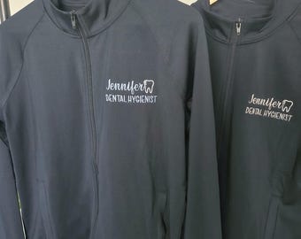 Chaqueta dental bordada con cremallera completa - Higienista dental personalizada - Asistente dental personalizada - Higienista dental - Ropa de oficina dental - Dentista