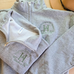 Benutzerdefiniertes Geschäftslogo-Sweatshirt-Quarter-Zip Sweatshirt-Bestickter Pullover mit besticktem Geschäftslogo