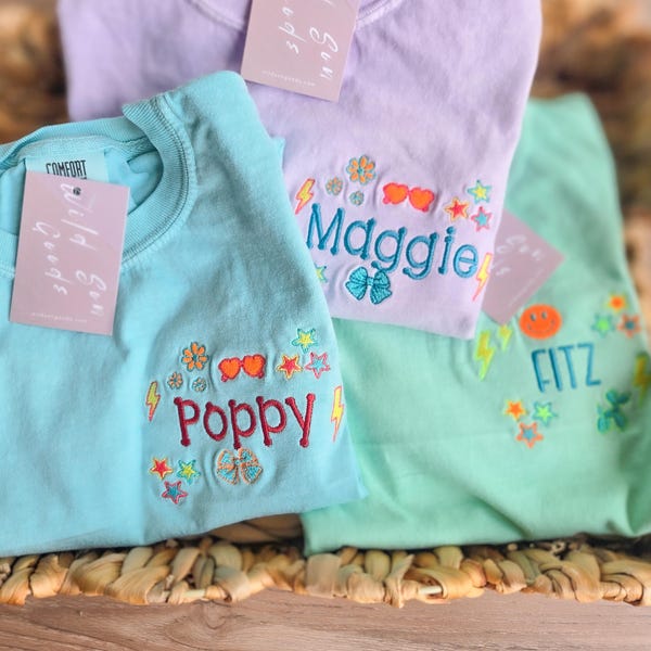 Camiseta bordada para niños y jóvenes con colores cómodos, nombre personalizado, bordado personalizado, camiseta brillante, neón, camiseta para niños pequeños, regreso a clases.