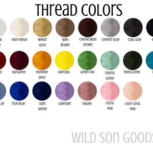 Pu&ograve; includere: Una tabella colori che mostra i colori dei fili, tra cui bianco, beige, oro, marrone, grigio, nero, rosso, bordeaux, arancione, giallo, verde, verde acqua, blu, viola, rosa e corallo. Il testo "THREAD COLORS" &egrave; in alto e "WILD SON GOODS" in basso.