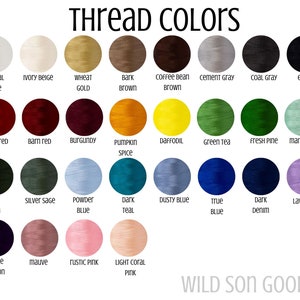 Puede incluir: Una carta de colores que muestra los colores de los hilos con nombres como "Blanco Natural", "Rojo Ladrillo" y "Vaquero Oscuro". La imagen incluye una variedad de tonos, desde pasteles claros hasta tonos profundos y ricos, perfectos para bordar o manualidades. El texto "Thread Colors" est&aacute; en la parte superior.
