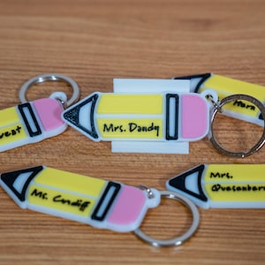 Aangepaste potlood sleutelhanger - leraar naam sleutelhanger - 3D gedrukte potlood sleutelhanger - aangepaste potlood naam sleutelhanger - goedkope leraar cadeau