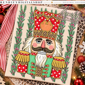 Könnte beinhalten: Eine quadratische digitale Illustration eines Nussknackers mit rotem Hut mit weißen Punkten und Leopardenmuster, einer grünen Jacke mit goldenen Glitzerbündchen, einem weißen Bart und einem Schnurrbart. Das Motiv ist von Tannengirlanden umrahmt.