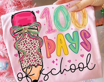 Lápiz con lazo coqueto de 100 días de clases (Png), diseño de camiseta de maestra preppy de 100 días, pincelada de 100 días de clases (Png), maestra de 100 días (Png)