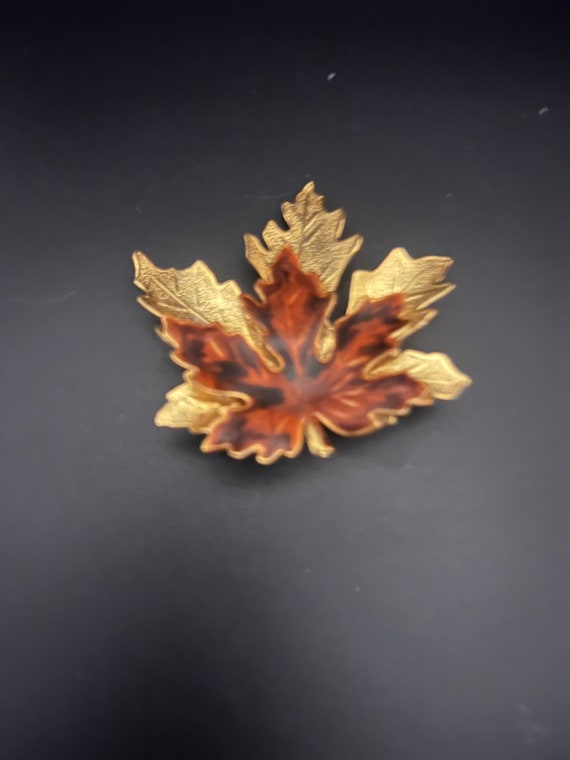Fall leaf brooch
