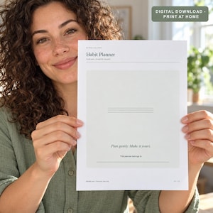 Peut inclure: Un planificateur d'habitudes en papier blanc avec du texte noir indiquant Habit Planner, Plan gently. Make it yours., et This planner belongs to. Le document présente un rectangle gris clair au centre avec trois lignes horizontales.