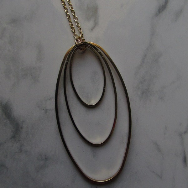 Triple layer oval necklace in gold