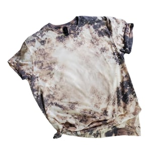 Camiseta blanqueada hecha a mano: Camisa Gildan desgastada