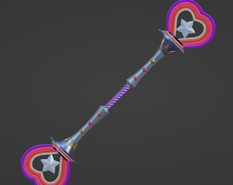 Op de afbeelding: Een zilveren toverstaf met een paars en roze touwhandvat. De uiteinden van de toverstaf zijn hartvormig met regenboogstrepen en een witte ster in het midden.