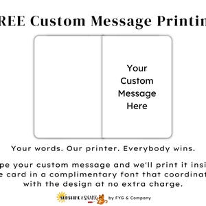 Pu&ograve; includere: Un modello di biglietto d'auguri rettangolare bianco con angoli arrotondati, con il testo 'Your Custom Message Here' sul lato destro. Sopra il biglietto, il testo recita 'FREE Custom Message Printing'. Sotto, 'Your words. Our printer. Everybody wins.' e 'Type your custom message and we'll print it inside the card in a complimentary font that coordinates with the design at no extra charge.'