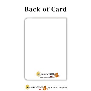 Pu&ograve; includere: Un biglietto d'auguri rettangolare bianco con angoli superiori arrotondati. Il testo Back of Card &egrave; centrato sopra. In basso, un logo presenta un sole giallo, un gatto arancione con occhiali da sole e il testo Sunshine & Snark.