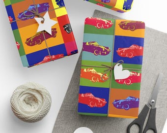 Puede incluir: Papel de regalo con un patrón de cuadrícula repetitivo de coches deportivos antiguos en colores vibrantes como rojo, naranja, azul y verde. El papel está atado con cordel marrón e incluye una etiqueta de regalo en forma de estrella o corazón.
