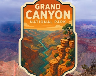 Op de afbeelding: Een rechthoekige sticker met een oranje rand en de woorden "GRAND CANYON NATIONAL PARK" in wit en oranje. De sticker toont een gestileerde illustratie van de Grand Canyon met een rivier en een boom op een klif.