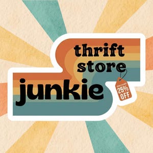 Może przedstawiać: Naklejka z czarnym napisem "thrift store junkie" na tle retro tęczy. Mała etykieta z napisem "discount 25% off" wisi przy słowie "store". Tło przedstawia wz&oacute;r vintage sunburst.