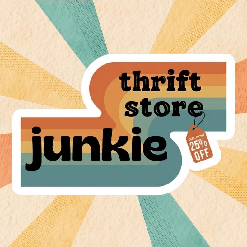 Może przedstawiać: Naklejka z czarnym napisem "thrift store junkie" na tle retro tęczy. Mała etykieta z napisem "discount 25% off" wisi przy słowie "store". Tło przedstawia wz&oacute;r vintage sunburst.