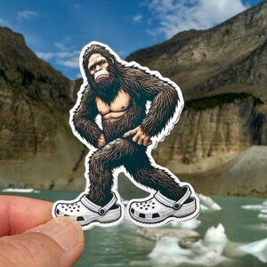 Pegatina de Bigfoot en Crocs, Bigfoot, pegatina, Crocs, Sassy, Sasquatch, elegante, zapatos, senderismo, zapatillas, críptido, mítico, criatura, humorístico imagen 2