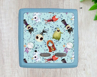 Könnte beinhalten: Ein blaues und weiß gemustertes Etui mit einem sich wiederholenden Muster von Figuren aus Nightmare Before Christmas. Das Etui hat zwei schwarze Knöpfe auf der Vorderseite.