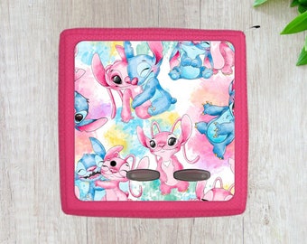 Könnte beinhalten: Rosa und blaue Comicfiguren auf weißem Hintergrund mit Aquarellspritzer. Die Figuren sind Stitch und Angel aus dem Disney-Film Lilo & Stitch. Der Hintergrund ist rosa.