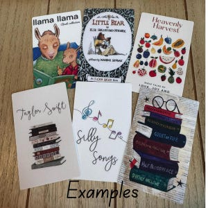 Op de afbeelding: Voorbeelden van boekomslagen voor verschillende genres, waaronder kinderboeken, fictie en non-fictie. De omslagen bevatten illustraties van dieren, muzieknoten en stapels boeken.