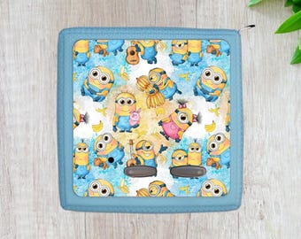 Könnte beinhalten: Eine blaue Reißverschlusstasche mit einem sich wiederholenden Muster aus gelben Minions, die Bananen halten, Musikinstrumente spielen und ein Schwein halten. Der Hintergrund ist ein Aquarell in Gelb, Blau und Weiß.