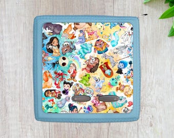 Könnte beinhalten: Eine blaue Reißverschlusstasche mit einem bunten Druck verschiedener Disney-Charaktere, darunter Mickey Mouse, Stitch und Moana. Der Druck ist eine Mischung aus Aquarell- und Cartoon-Stil.