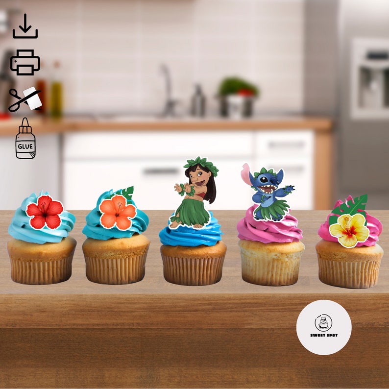 Pode incluir: Cinco cupcakes decorados com glac&ecirc; azul, rosa e dois amarelos com uma flor vermelha no topo. O cupcake do centro tem glac&ecirc; azul com um personagem de desenho animado de uma menina com uma saia hula. O cupcake &agrave; direita do cupcake do centro tem glac&ecirc; rosa com um personagem de desenho animado de um alien&iacute;gena azul com uma saia hula. O texto "Sweet Spot" est&aacute; em um adesivo circular branco sobre a mesa.