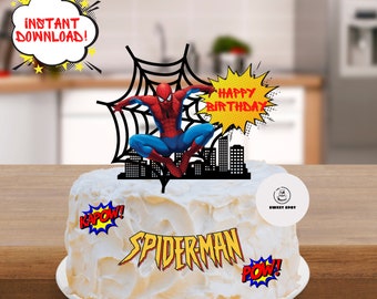 Pode incluir: Um bolo branco decorado com um topo de bolo do Homem-Aranha. O topo apresenta o Homem-Aranha balançando em uma teia de aranha, com uma cidade ao fundo. O bolo também tem balões de fala de estilo de quadrinhos vermelho, amarelo e azul com as palavras "Kapow!" "Spiderman" e "Pow!" O bolo é decorado com um balão de fala amarelo e vermelho "Feliz Aniversário".