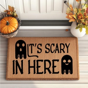 Hier ist es beängstigend Fußmatte, lustige Halloween-Geist Willkommensmatte, gruselige Herbst-Veranda-Dekor, niedlicher Eingangsteppich im Freien, Willkommensmatte