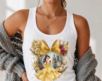Puede incluir: Una camiseta sin mangas blanca con un estampado gráfico de un personaje con vestido amarillo sosteniendo una rosa roja, rodeado de rosas amarillas, un lazo amarillo grande, libros abiertos, un reloj y una silueta de castillo.