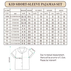 K&ouml;nnte beinhalten: Gr&ouml;&szlig;entabelle f&uuml;r kurz&auml;rmelige Kinder-Schlafanz&uuml;ge. Die Tabelle enth&auml;lt Ma&szlig;e in Zoll und Zentimetern f&uuml;r H&ouml;he, Breite, halbe Brust, L&auml;nge und &Auml;rmel. Gr&ouml;&szlig;en reichen von 12-18 Monaten bis 13-14 Jahren.