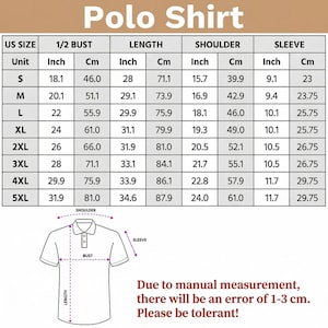 K&ouml;nnte beinhalten: Gr&ouml;&szlig;entabelle f&uuml;r Poloshirts mit Ma&szlig;en in Zoll und Zentimetern. Enth&auml;lt Brust-, L&auml;ngen-, Schulter- und &Auml;rmelma&szlig;e f&uuml;r die Gr&ouml;&szlig;en S bis 5XL. Eine Abbildung des Poloshirts zeigt die Messpunkte.