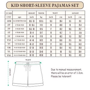 K&ouml;nnte beinhalten: Gr&ouml;&szlig;entabelle f&uuml;r kurz&auml;rmelige Pyjama-Sets f&uuml;r Kinder. Enth&auml;lt Ma&szlig;e in Zoll und Zentimetern f&uuml;r H&ouml;he, Taille und L&auml;nge. Gr&ouml;&szlig;en reichen von 12-18 Monaten bis 13-14 Jahren. Enth&auml;lt Taillenma&szlig;e in Zoll und Zentimetern.