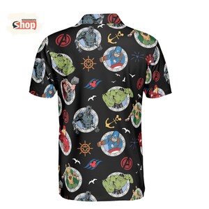 K&ouml;nnte beinhalten: Schwarzes kurz&auml;rmeliges Hemd mit einem sich wiederholenden Muster von Marvel-Charakteren in kreisf&ouml;rmigen Rahmen. Das Design umfasst Captain America, Hulk, Iron Man, Thor und Black Panther sowie nautische und Avengers-Symbole.