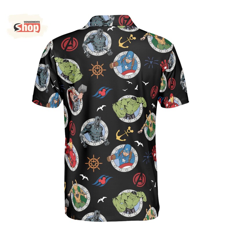 K&ouml;nnte beinhalten: Schwarzes kurz&auml;rmeliges Hemd mit einem sich wiederholenden Muster von Marvel-Charakteren in kreisf&ouml;rmigen Rahmen. Das Design umfasst Captain America, Hulk, Iron Man, Thor und Black Panther sowie nautische und Avengers-Symbole.