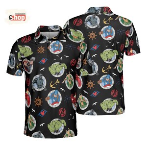 K&ouml;nnte beinhalten: Schwarzes Poloshirt mit einem sich wiederholenden Muster von Superhelden in kreisf&ouml;rmigen Rahmen, Ankern und Steuerr&auml;dern. Das Shirt hat einen Kragen und kurze &Auml;rmel. Das Wondermento Shop-Logo ist sichtbar.