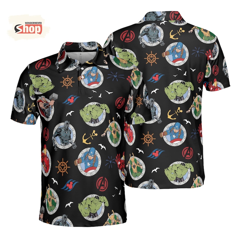 K&ouml;nnte beinhalten: Schwarzes Poloshirt mit einem sich wiederholenden Muster von Superhelden in kreisf&ouml;rmigen Rahmen, Ankern und Steuerr&auml;dern. Das Shirt hat einen Kragen und kurze &Auml;rmel. Das Wondermento Shop-Logo ist sichtbar.